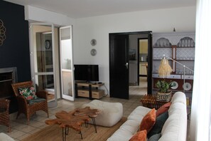 Smart TV, fireplace, books - Architect-designed house, quiet location close to beaches and Soulac center (Le Verdon sur Mer)