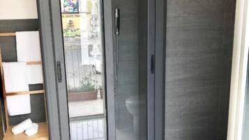 Shower, hair dryer, bidet, towels