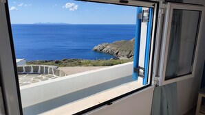 A room with a view of the sea through a window. - Quiet private house with Sea view    (Sifnos)