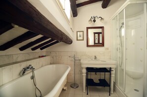 Bathtub, hair dryer, bidet, towels - Gorgeous penthouse with terrace Trevi Fountain (Roma)