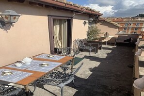 Outdoor dining - Gorgeous penthouse with terrace Trevi Fountain (Roma)