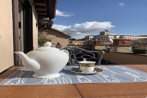 Outdoor dining - Gorgeous penthouse with terrace Trevi Fountain (Roma)