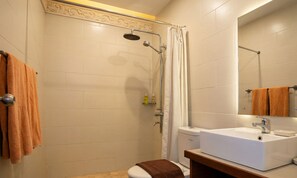 Superior-værelse - adgang til pool | Badeværelse | Bruser, gratis toiletartikler, håndklæder, Sæbe