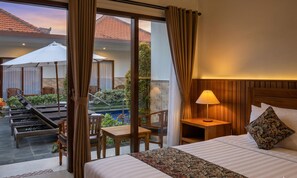 Minibar, desk, laptop workspace, bed sheets - Cening Ayu Sanur (Denpasar)