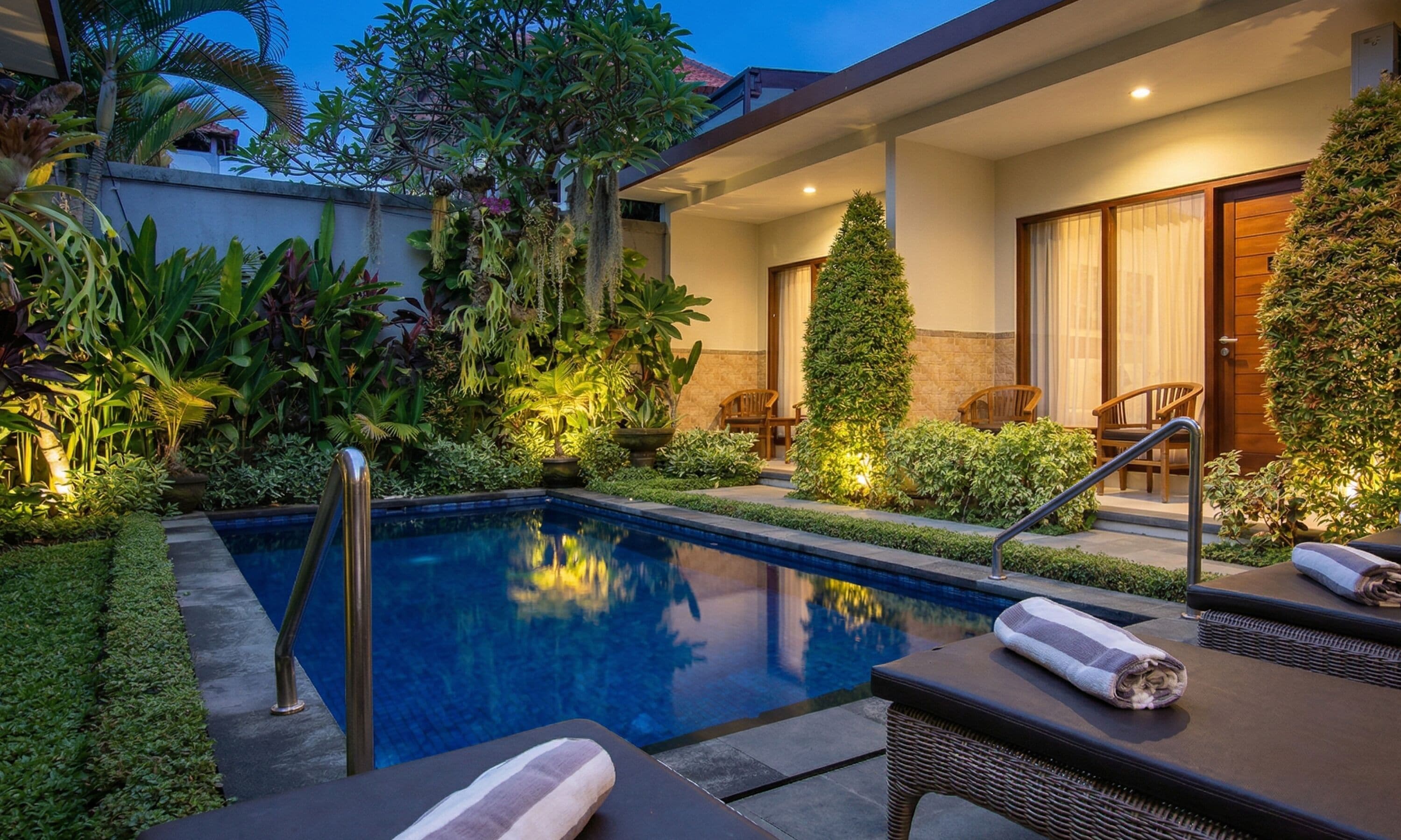 Piscina all'aperto, lettini