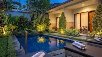 Piscina all'aperto, lettini