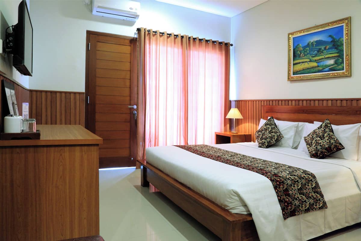 Minibar, desk, laptop workspace, bed sheets
