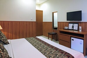 Habitació superior, accés a la piscina | Minibar, escriptori i espai de treball apte per a portàtils