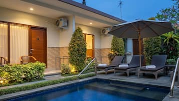 Piscina all'aperto, lettini