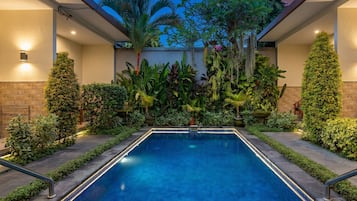 Outdoor pool, pool loungers