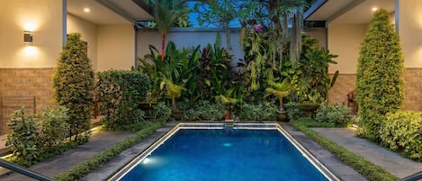 Piscina externa, espreguiçadeiras