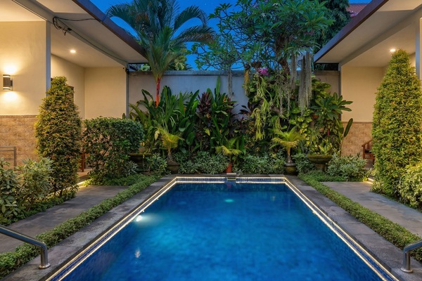 Outdoor pool, sun loungers