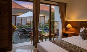 Quarto superior, acesso à piscina | Frigobar, escrivaninha, espaço de trabalho para notebook, roupa de cama