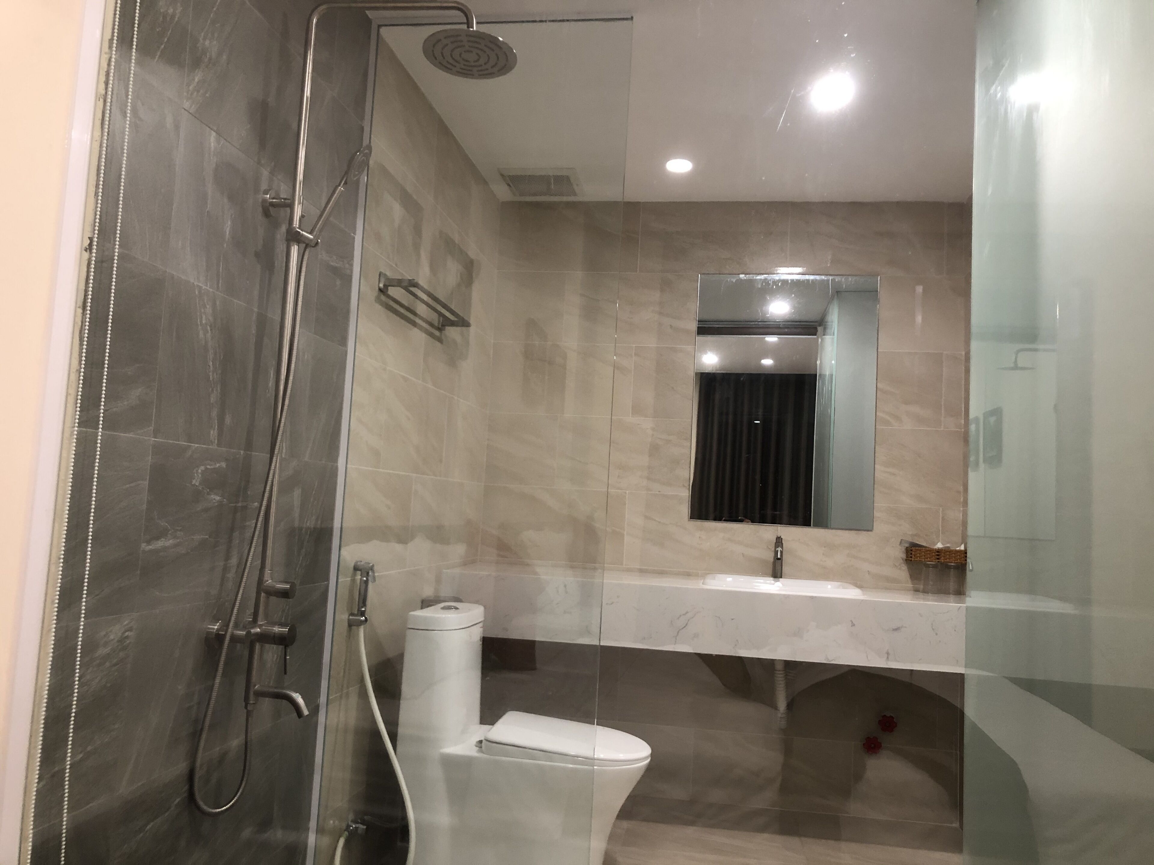 Kombinert dusj/badekar, hårføner, bidé og håndklær