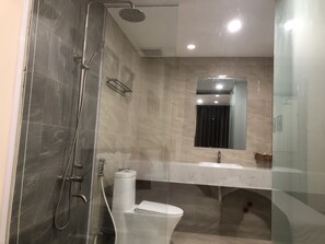 Ensemble douche/baignoire, sèche-cheveux, bidet, serviettes fournies