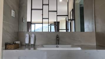 Ensemble douche/baignoire, sĂšche-cheveux, bidet, serviettes fournies