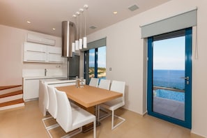 Villa, 3 slaapkamers | Dineren op de kamer