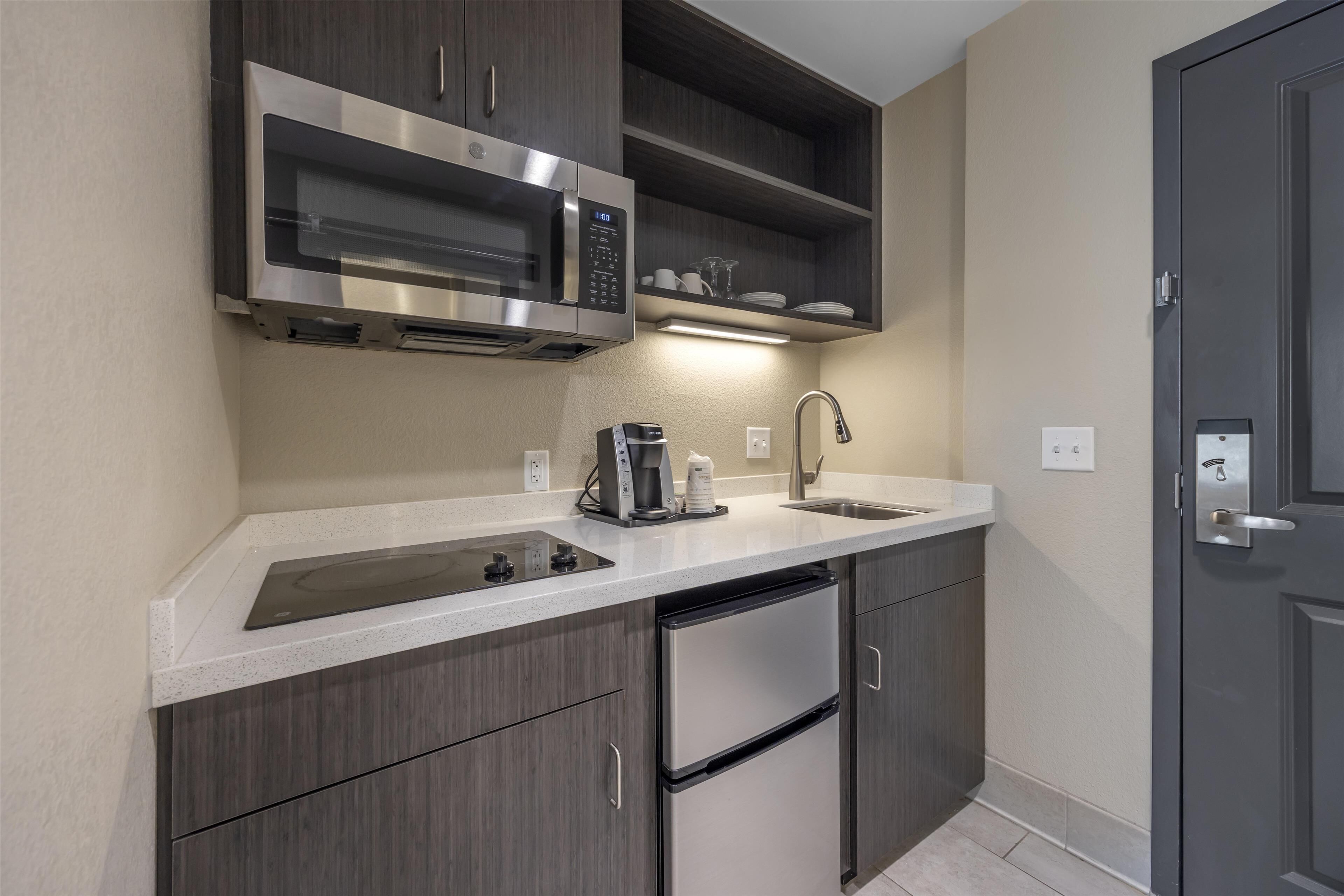 standard room, 1 king bed, non smoking, kitchen (walk-in shower, full kitchen) | 1 bedroom, pillow-top beds, desk, laptop workspace