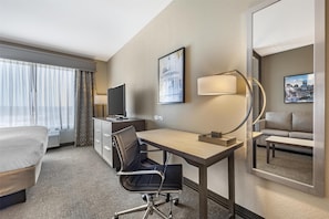 Phòng Suite, 1 giường cỡ king, không hút thuốc (Walk-in Shower;with Sofabed) | 1 phòng ngủ, nệm có lớp đệm bông, bàn