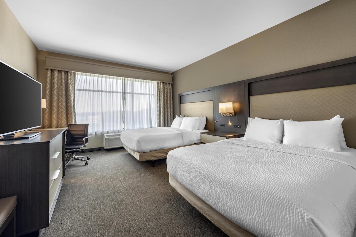 1 bedroom, pillow-top beds, desk, laptop workspace
