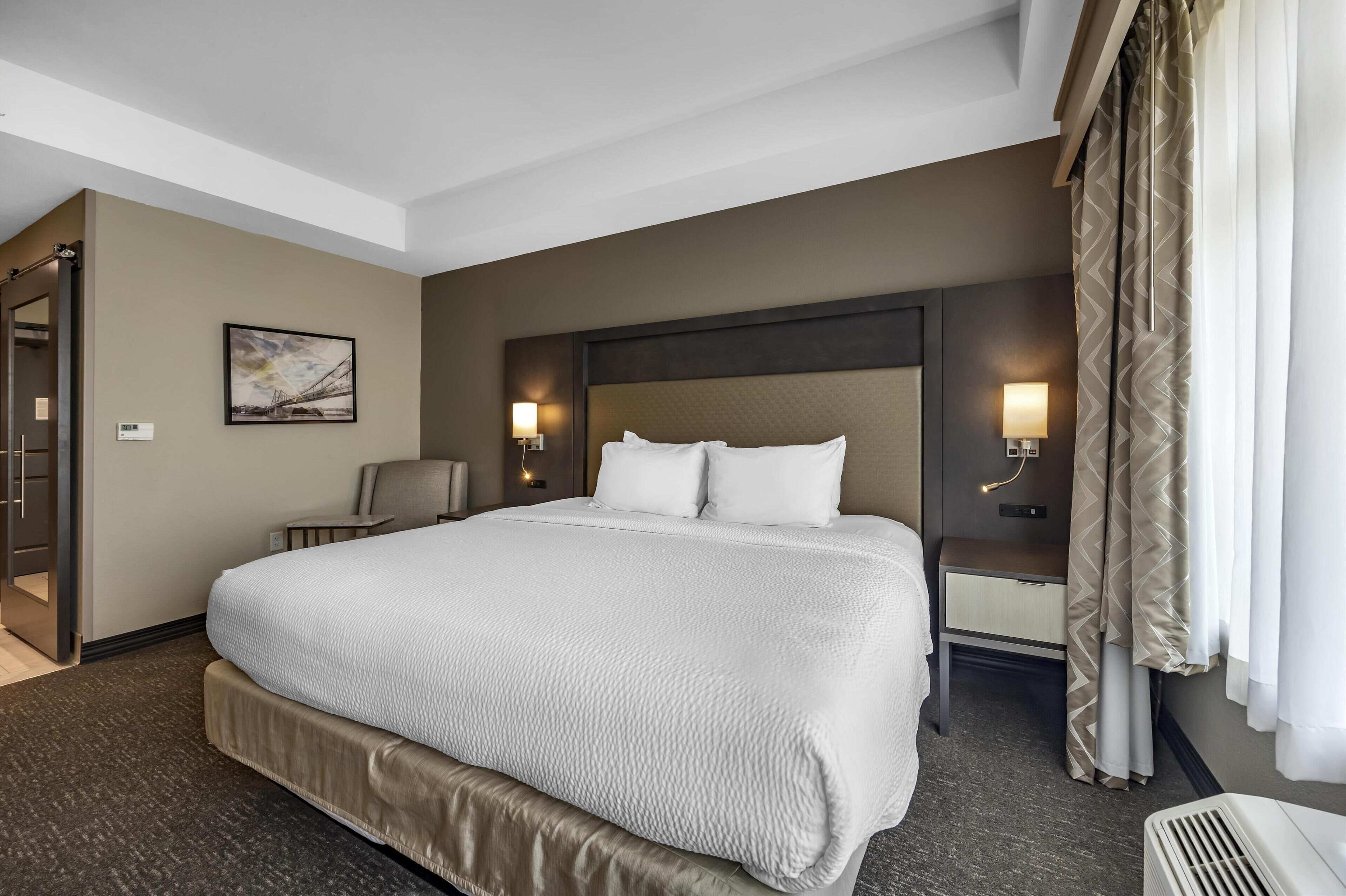 Standard Room, 1 King Bed, Non Smoking, Kitchen (Walk-in Shower, Full Kitchen) | Pillowtop beds, desk, laptop workspace, iron/ironing board