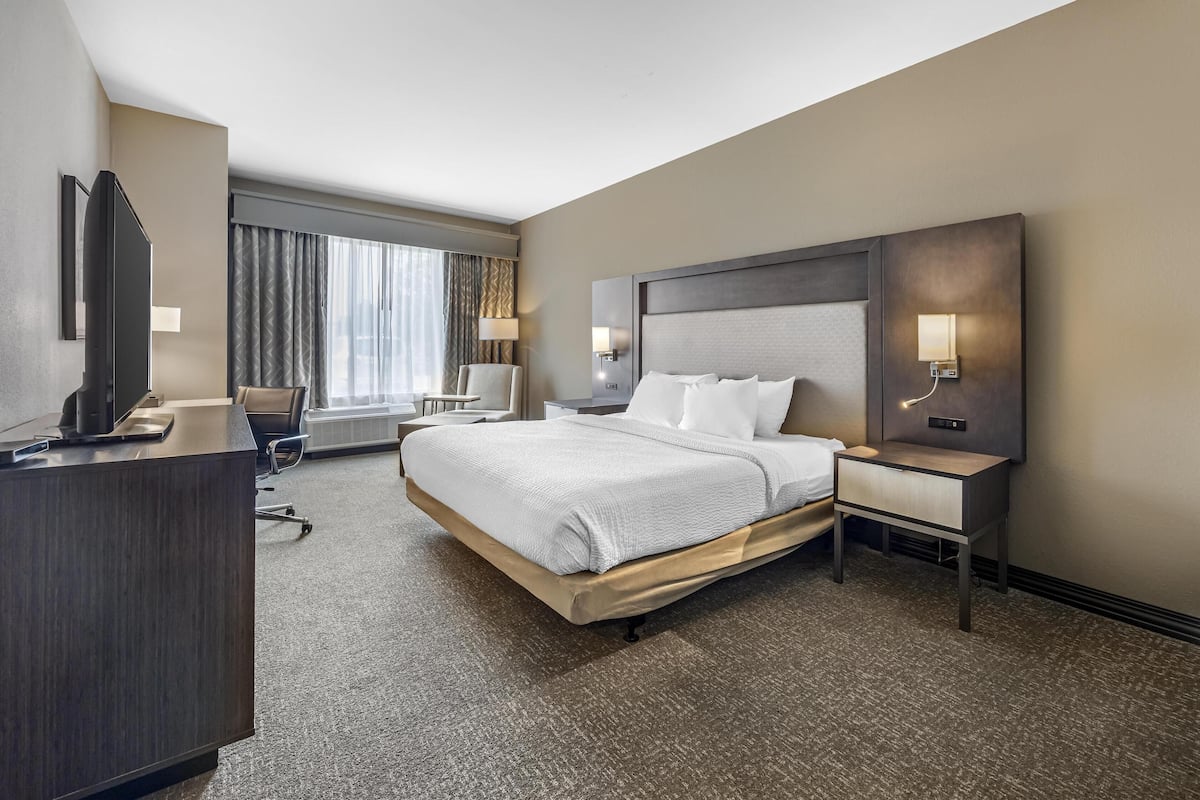 1 bedroom, pillow-top beds, desk, laptop workspace