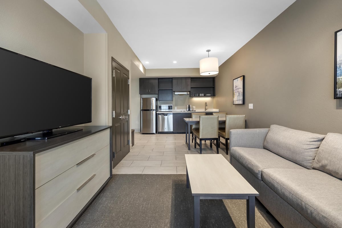 1 bedroom, pillow-top beds, desk, laptop workspace