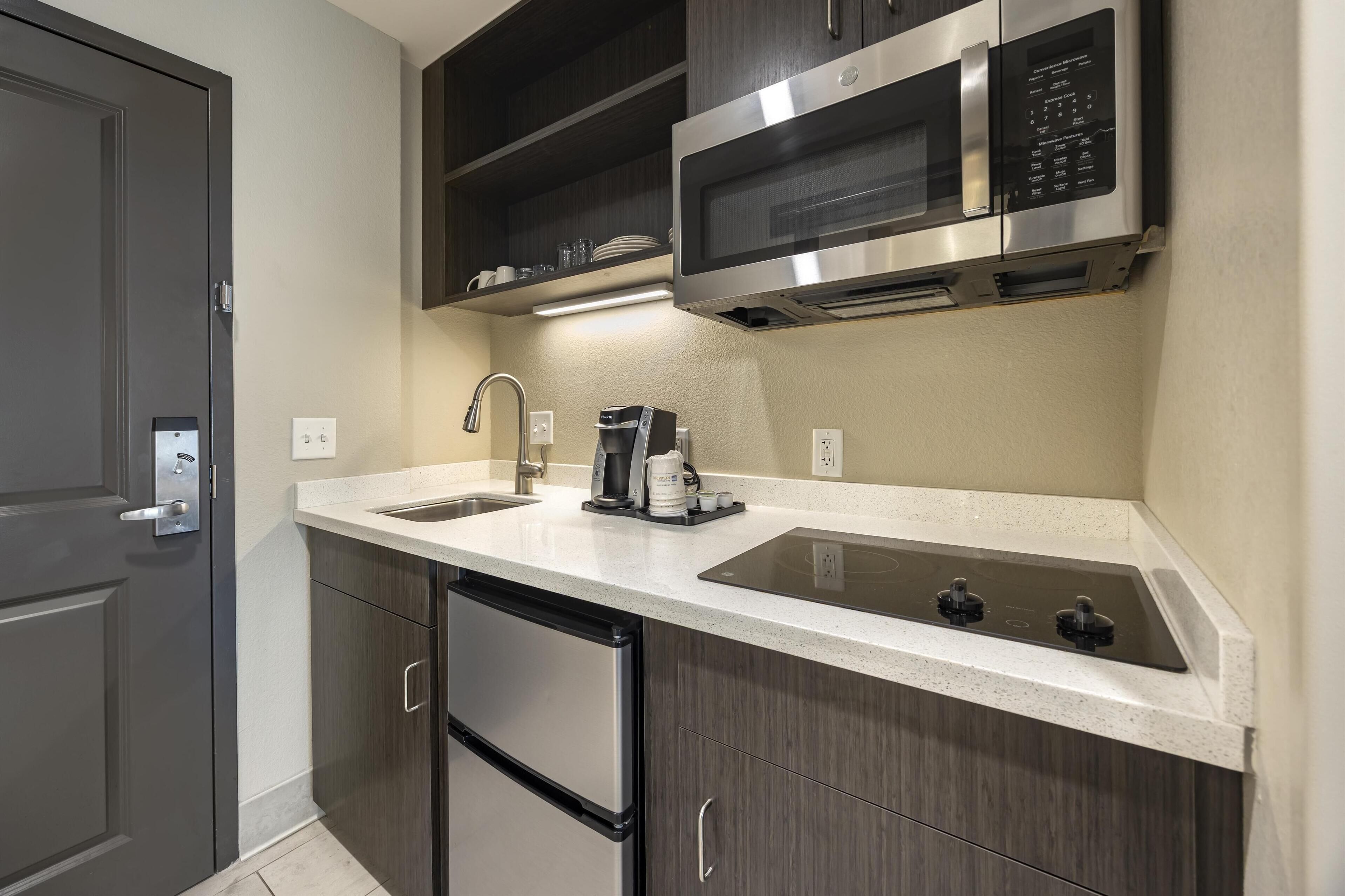 standard room, 2 queen beds, non smoking, kitchen (full kitchen) | 1 bedroom, pillow-top beds, desk, laptop workspace