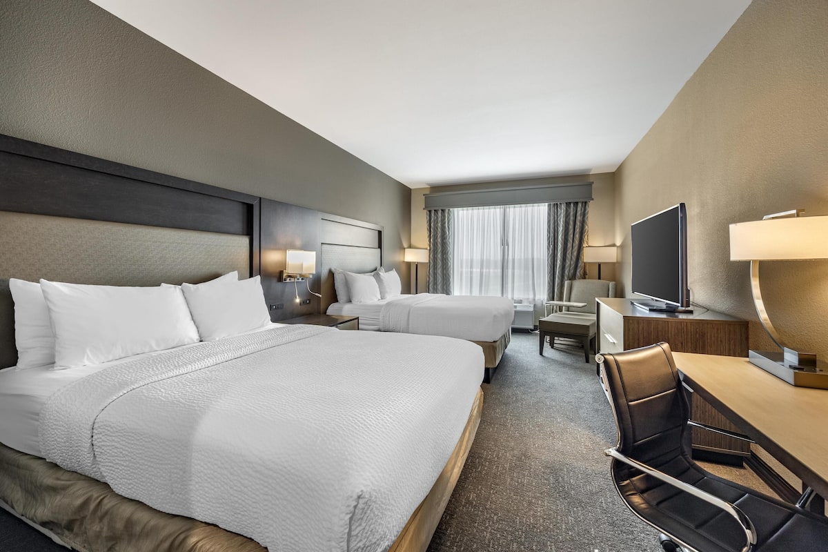 1 bedroom, pillow-top beds, desk, laptop workspace