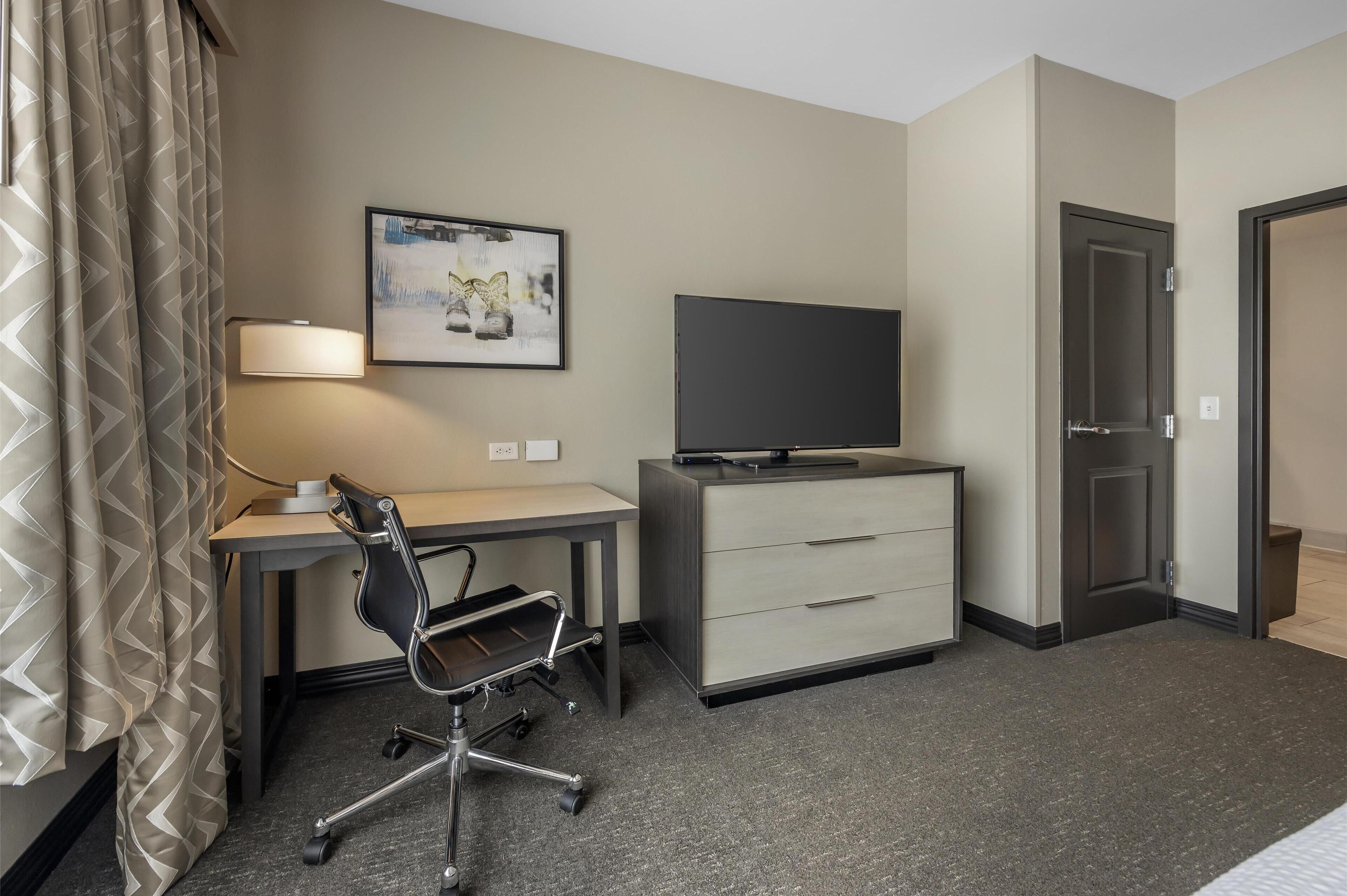 suite, 1 king bed, non smoking, kitchen (walk-in shower;sofabed;full kitchen) | 1 bedroom, pillow-top beds, desk, laptop workspace