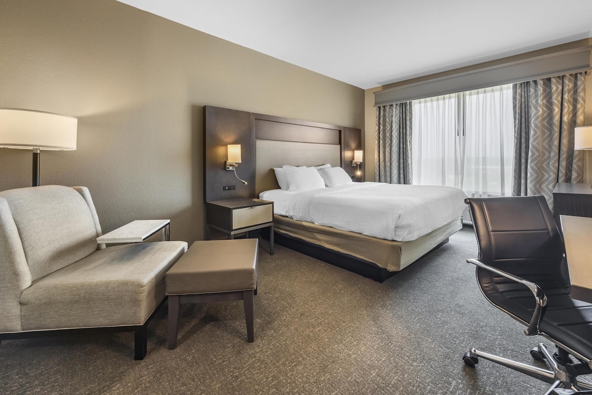 Standard Room, 1 King Bed, Non Smoking (Walk-in Shower)