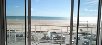 Appartement moderne 2 chambres, vue mer, rénové, 5 pers.