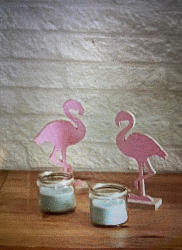 Two pink flamingo cutouts on a textured fabric background. - Ruhige Maisonette Wohnung im Ferienpark Aquadelta (Bruinisse)
