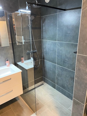 Ensemble baignoire-douche, séchoir à cheveux