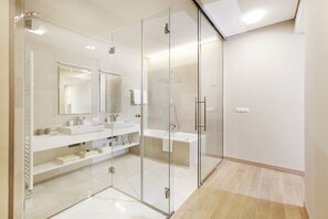 Premium-Apartment, 2 Schlafzimmer, Meerblick | Badezimmer | Badewanne und Dusche (separat), Haartrockner, Bidet, Handtücher