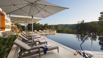 Außenpool (je nach Saison geöffnet), Sonnenschirme, Liegestühle
