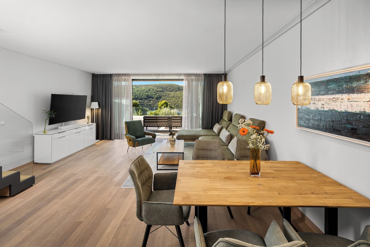 Flat-screen TV, heated floors