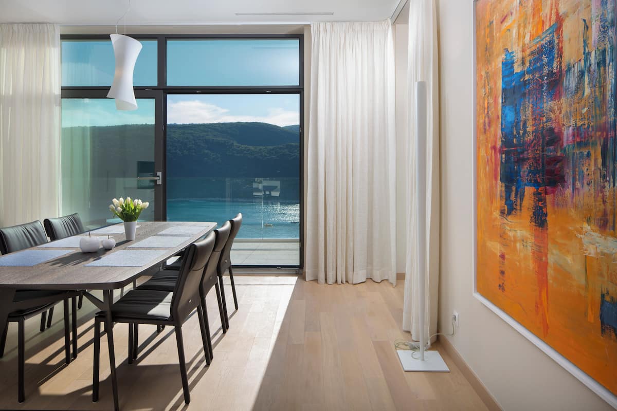 Flat-screen TV, heated floors