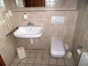 Bathtub, towels, soap, shampoo