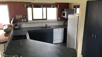 Geladeira, micro-ondas, fogão, cooktop