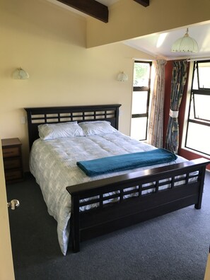 3 bedrooms, iron/ironing board - Sleeps 12, spacious holiday home, great indoor outdoor flow. (Whitianga)