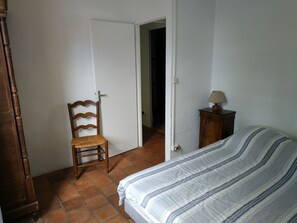 3 makuuhuonetta, silitysrauta/-lauta