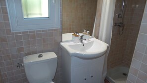 シャワー、ヘアドライヤー、石鹸、シャンプー