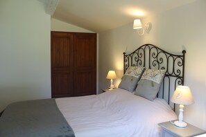 2 bedrooms, iron/ironing board, WiFi