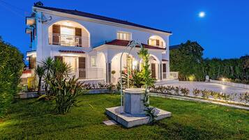 Bagian depan properti - sore/malam