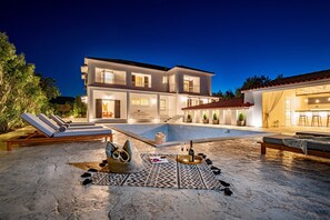 Seasonal outdoor pool, pool umbrellas, pool loungers - Aigli Villa (Zakynthos)