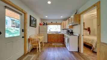 Coffee/tea maker, fridge, microwave, stovetop