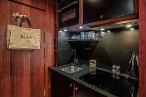 Full-sized fridge, microwave, oven, stovetop