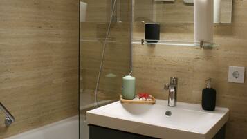 Duschwanne, Haartrockner, Seife, Toilettenpapier