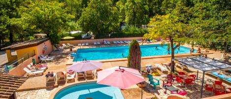 حمّام سباحة خارجي موسمي، مظلات على حمّام السباحة، مقاعد للتشمس